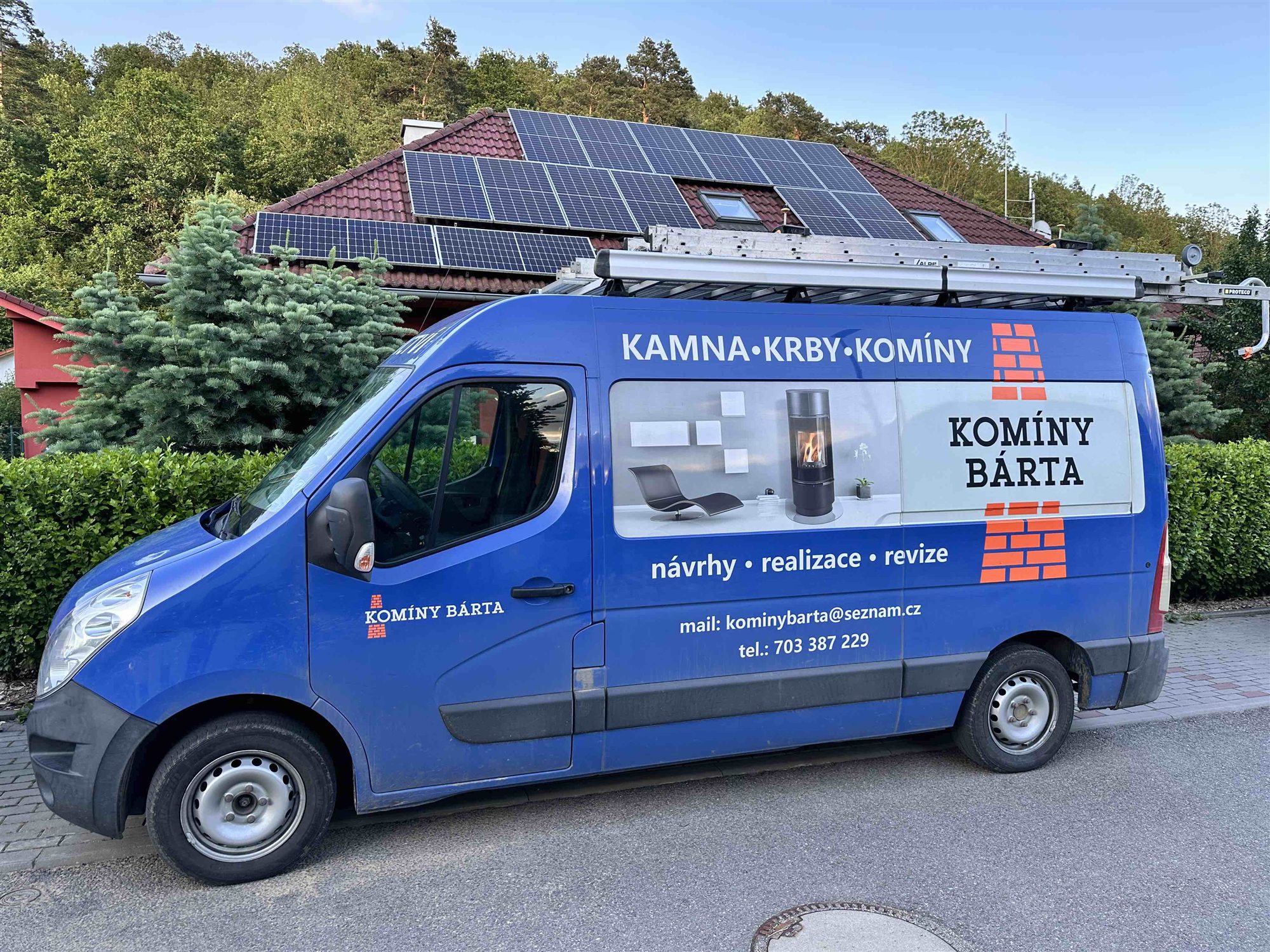 Servisní vůz Komíny Bárta připravený k výjezdu